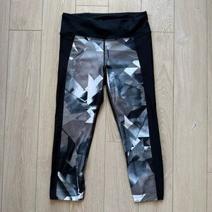 Under Armour Compression Leggings with Geometric Design Women’s Size Small